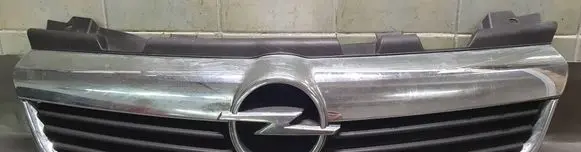 Opel Zafira B Front grill 13157590