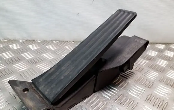 BMW 1 E81 E87 Accelerator throttle pedal 6793742 12037313
