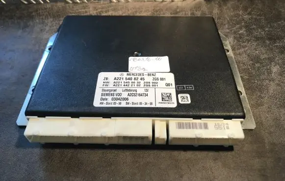 Mercedes-Benz S W221 Air suspension control unit module (rear) A2215408245