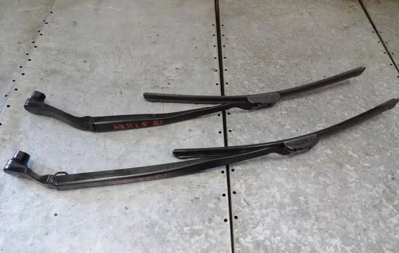 Jeep Grand Cherokee Front wiper blade arm 