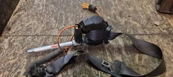 Volvo V70 Middle seatbelt (rear) 9478176