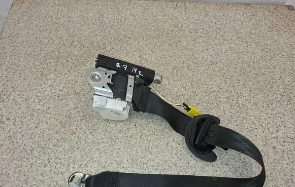 Volkswagen PASSAT CC Front seatbelt 3C1857706S YD41928813 34151716