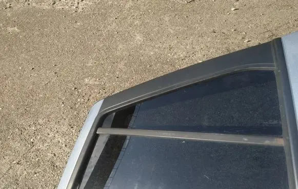 Rear vent window glass