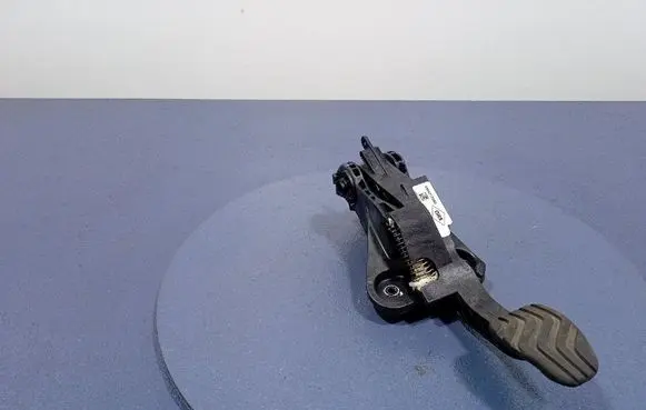Renault Captur Accelerator throttle pedal 465401750R