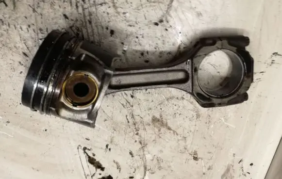 Hyundai Santa Fe Piston with connecting rod