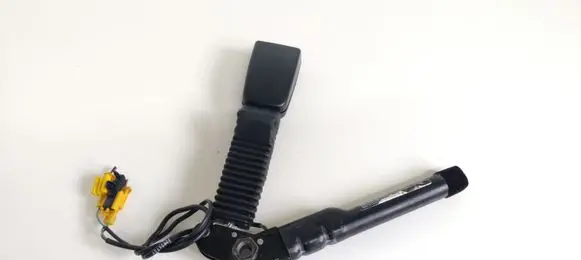 Front seatbelt buckle