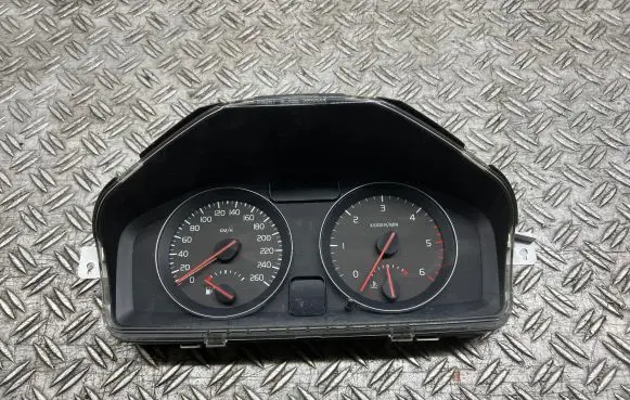Volvo V50 Speedometer (instrument cluster)