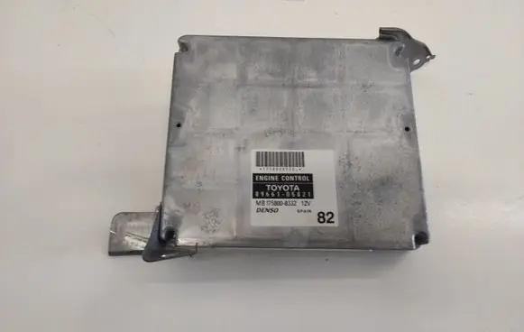 Toyota Avensis T250 Engine control unit/module 8966105821 MB1758008332
