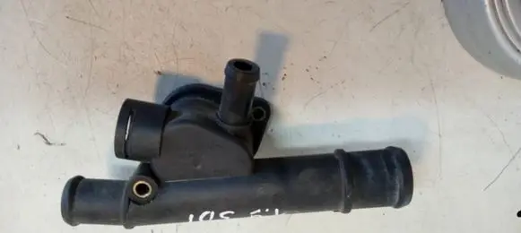 Volkswagen Golf IV Engine coolant pipe/hose 038121133