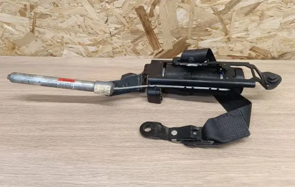 Volvo V70 Front seatbelt 6075637B NAL0611220636