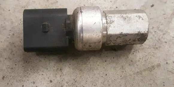 Volkswagen Transporter - Caravelle T5 Air conditioning (A/C) pressure sensor 1K0959126D