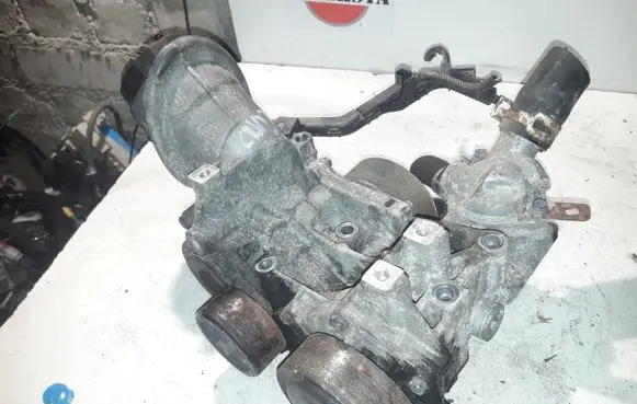 Honda CR-V Oil filter mounting bracket
