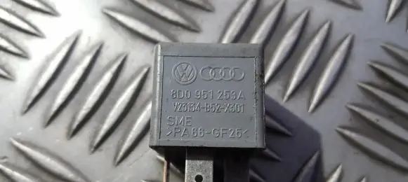 Volkswagen PASSAT B5.5 Other relay 8d0951253a v23134-b52-x301