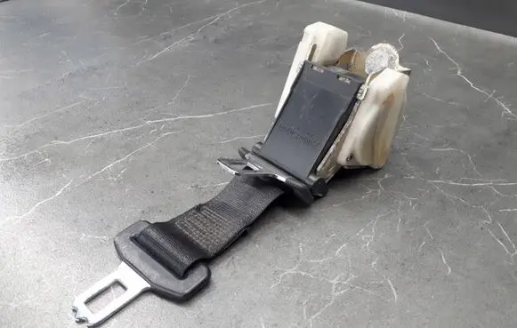 Opel Omega B1 Middle seatbelt (rear) 90379455