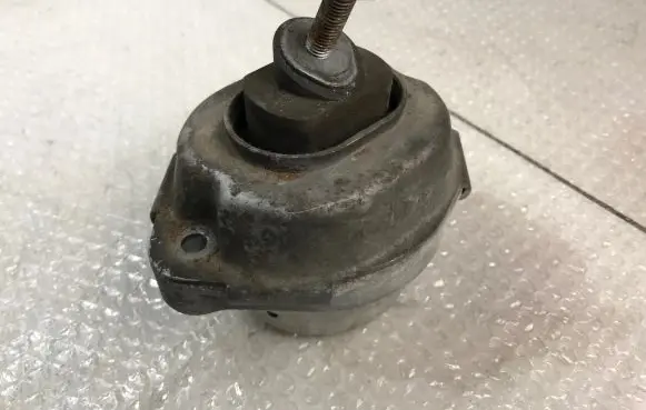 BMW X5 E53 Engine mount bracket 6758444