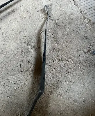 Nissan Almera Tino Front wiper blade arm
