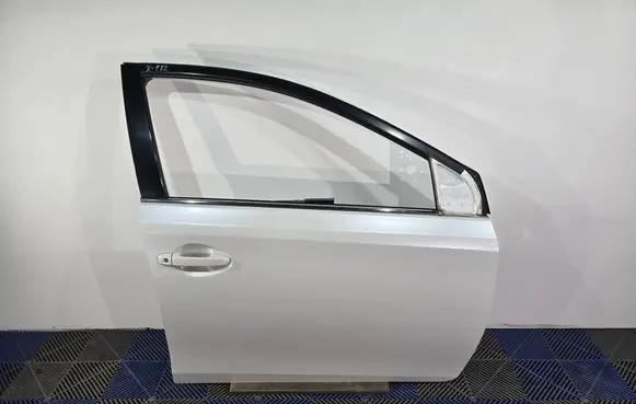 Toyota Auris E180 Front door PAINTCODE070