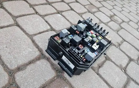 Opel Astra K Battery relay fuse 39158969-