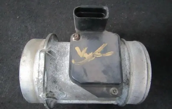 Audi A6 S6 C5 4B Mass air flow meter 037906461D AFH70-25C