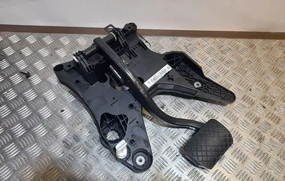 Volkswagen Touareg II Brake pedal 7P0723142F 7P0723031AK