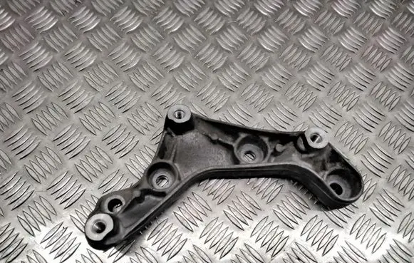 Mercedes-Benz E W212 Engine mounting bracket 2720140295