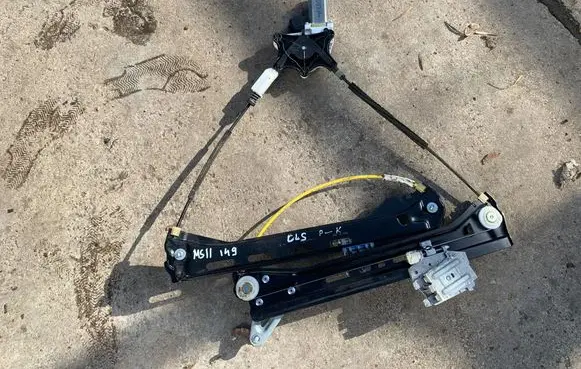 Mercedes-Benz CLS C218 X218 Front door window regulator motor A2078200642