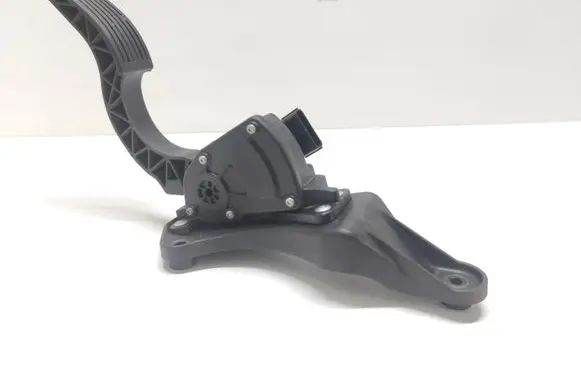Accelerator throttle pedal