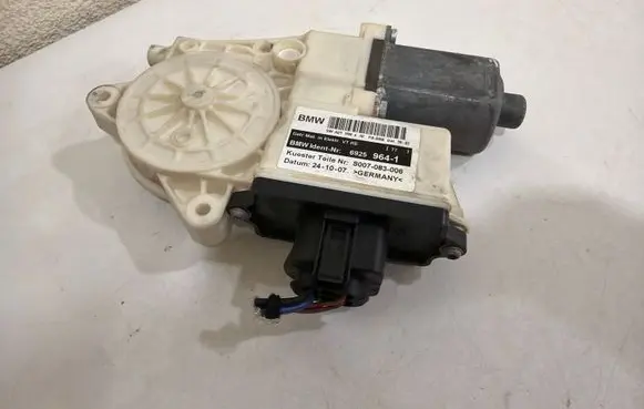 BMW X3 E83 Front door window regulator motor 69259641