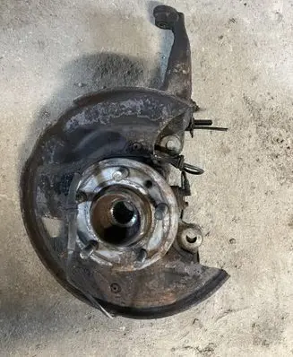 Land Rover Discovery 3 - LR3 Front wheel hub spindle knuckle
