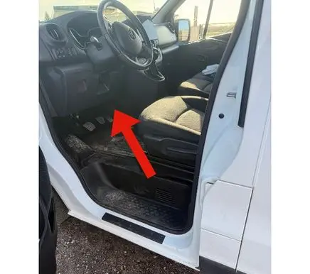 Opel Vivaro Dashboard lower bottom trim panel 689200230R 93452500