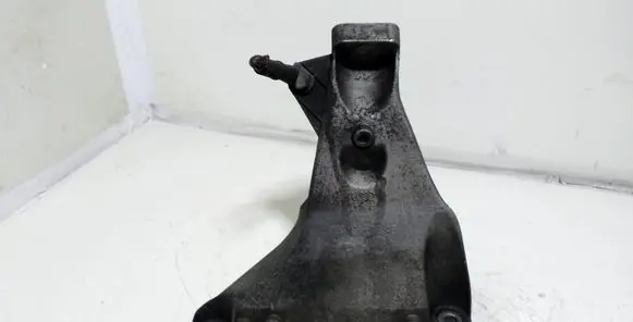 Volkswagen PASSAT B5.5 Engine mounting bracket 8D0199308 8D0199308AG