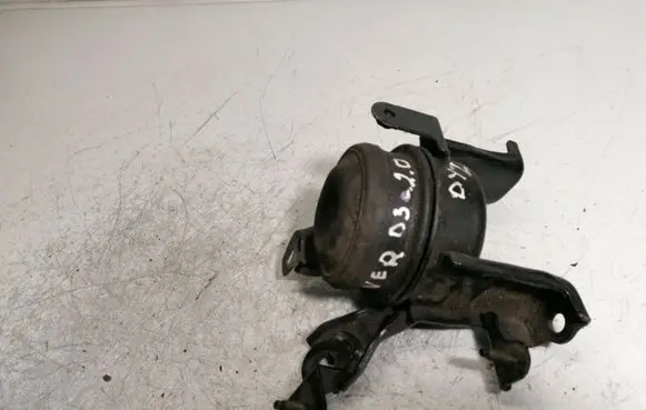Toyota Corolla Verso E121 Engine mount bracket