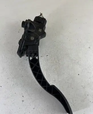 Accelerator throttle pedal