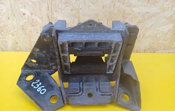 Ford Mondeo Mk III Engine mount bracket 1S717M123BD
