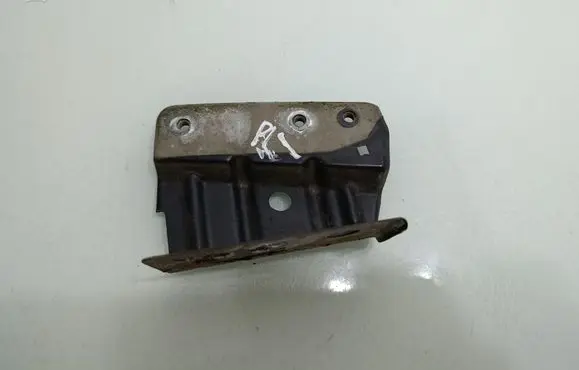 Nissan Qashqai Fender mounting bracket
