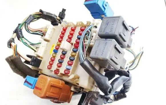 Nissan Primera Fuse box set 24350av700 1220012