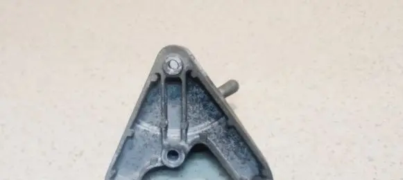 Engine mounting bracket