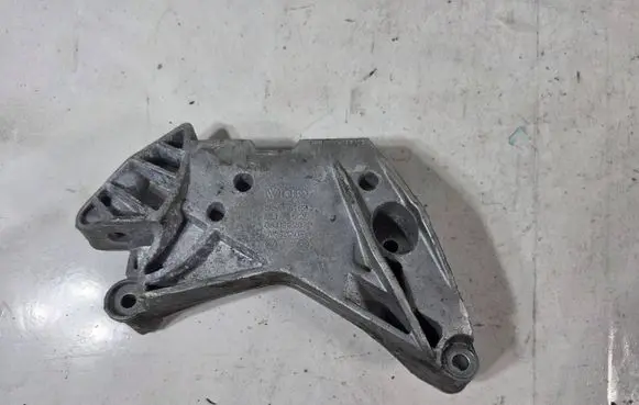 Volkswagen Tiguan Engine mounting bracket 06J199207P
