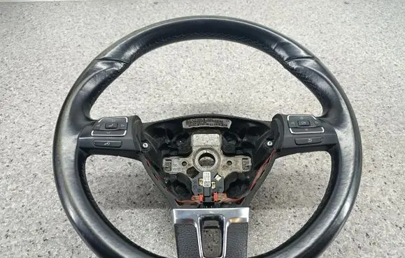 Volkswagen Golf VI Steering wheel