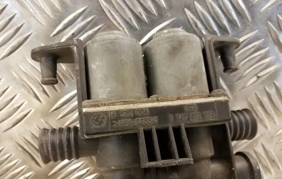 BMW 5 E39 Coolant heater control valve 8372004 1147412119