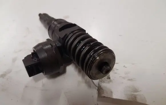 Volkswagen Golf V Fuel injector 038130073AG 0414720215