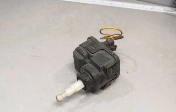 Opel Omega B2 Headlight level adjustment motor 90492832