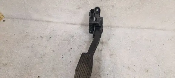 Opel Meriva B Accelerator throttle pedal 13362749 102450037 D301110169