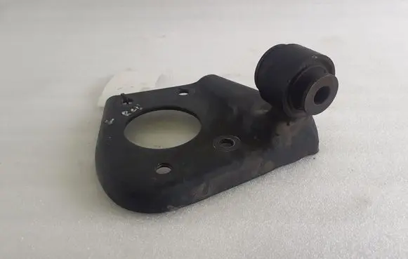 Hummer H3 Front differential bracket 40028904