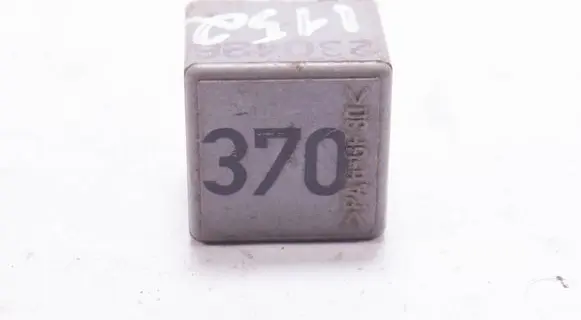 Volkswagen PASSAT B5 Other relay 8D0951253
