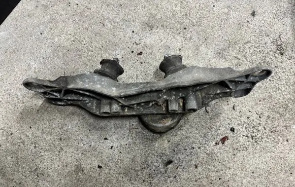 BMW 5 E39 Gearbox mounting bracket 22321092477 1092477