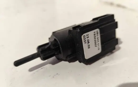 Volkswagen Touran I Brake pedal sensor switch 3B0945511A 19322007