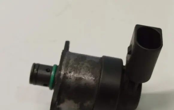 Mercedes-Benz C W203 Fuel pressure regulator 3051759216 928400604