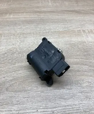 Volkswagen Touran I Air flap motor/actuator 1K0907511D 0132801337