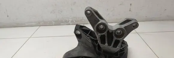 Peugeot 308 Engine mount bracket 008956
